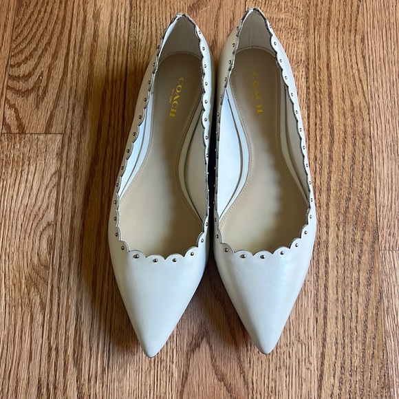 NWOT Coach cream flats with scallop and stud detailing. - Picture 1 of 4